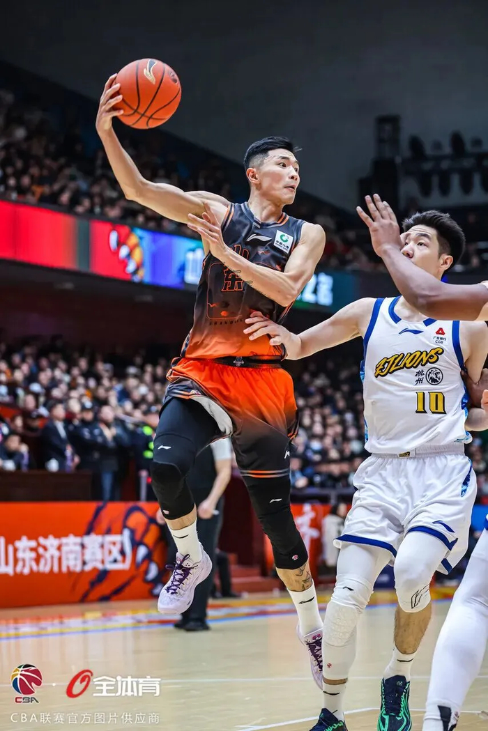 球迷的呐喊与球队的蜕变：山东男篮主场战胜广厦背后的深层逻辑|山东队|浙江广厦|卫冕冠军|易建联|丁彦雨航_新浪体育_新浪新闻